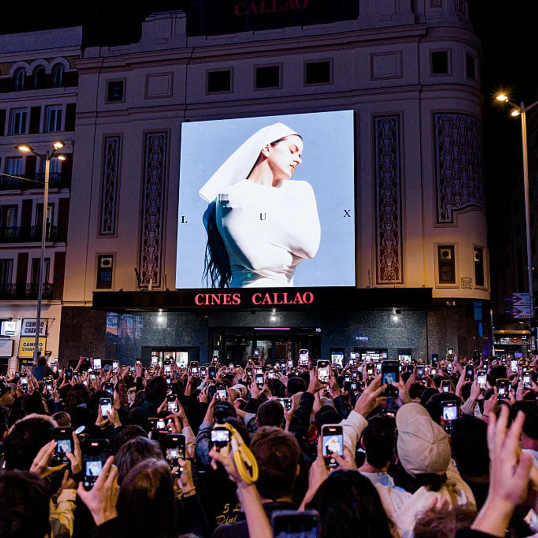 Rosalía presenta su nuevo álbum, Lux, en la plaza del Callao de Madrid