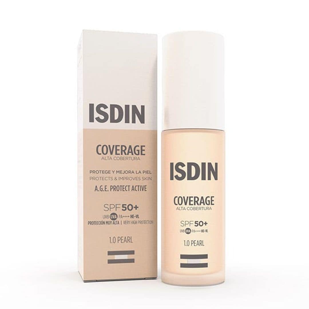 CoverAge, de ISDIN (29,95 euros), es la primera base de maquillaje con muy alta protección de la marca: SPF50+, además de ingredientes activos antiedad. "Al prevenir la formación de productos finales de la glicación avanzada (A.G.E.), Coverage contribuye a preservar la integridad del colágeno y la elastina, reduciendo la vulnerabilidad de la piel frente a agresores externos como la radiación UV y la luz visible", apunta Alessandro de Luca, su Scientific Communication Lead.