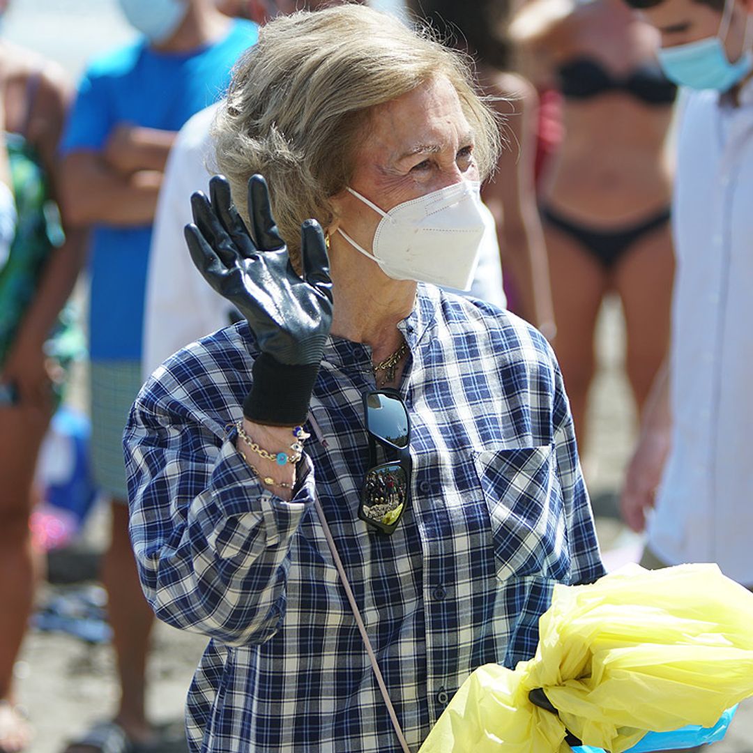 Bailando, limpiando las playas y ¡hasta de minera!: las imágenes más curiosas de la reina Sofía