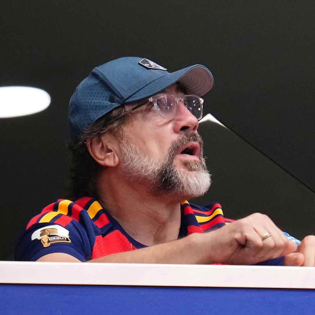 Por qué pudimos ver la cara del hijo de Javier Bardem y Penélope Cruz durante el partido del Mundial aunque es menor: un abogado en derechos de imagen nos da la respuesta y las claves