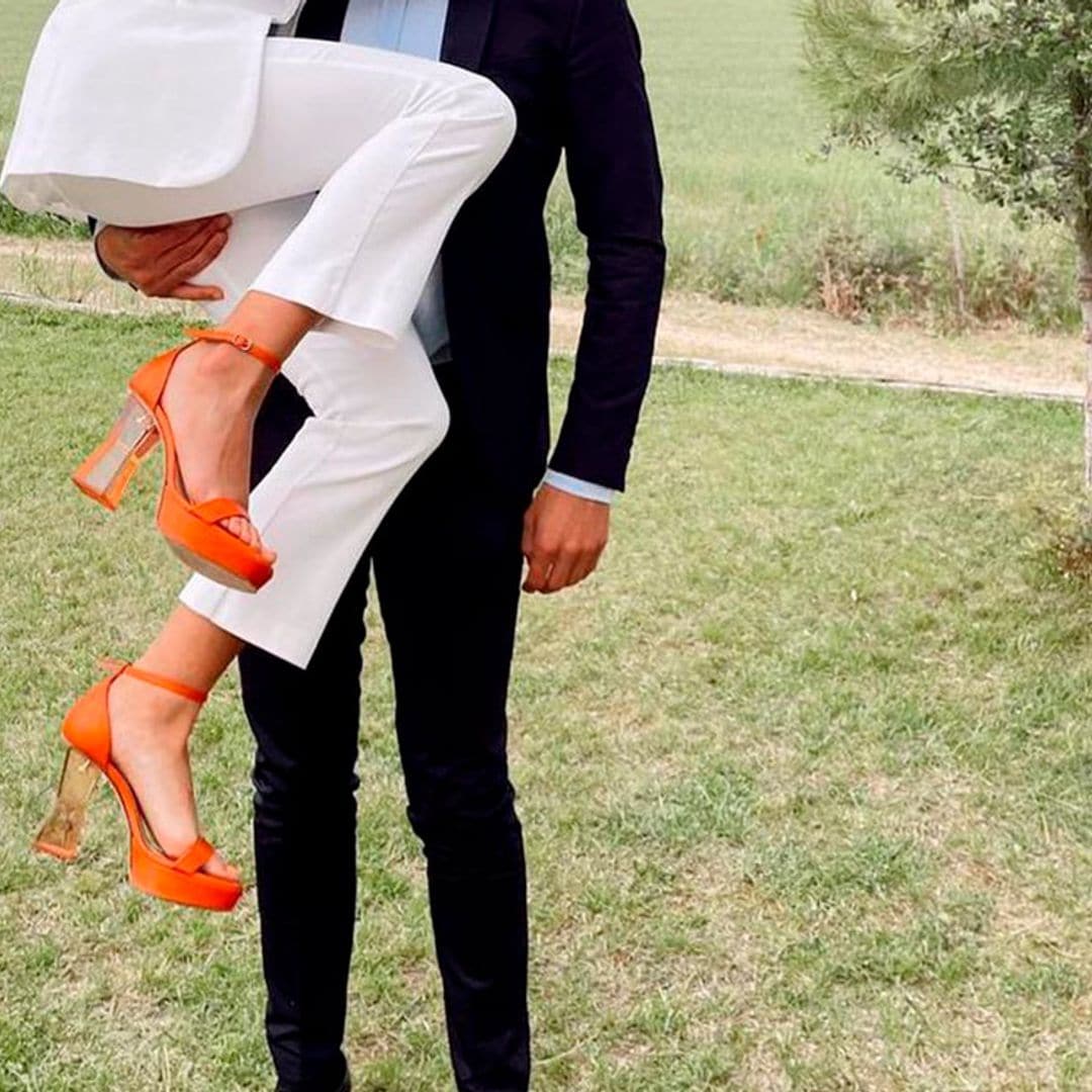 Sandalias naranjas, la tendencia de invitadas que ahora triunfa en las bodas