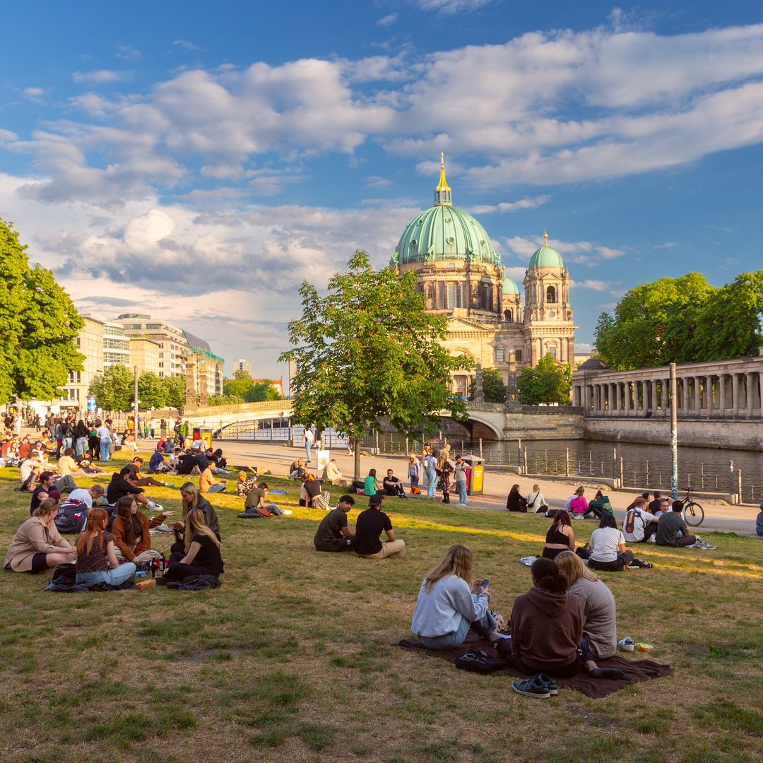 Turistas y ciudadanos se relajan en el campo frente a la catedral Dom en la isla de los museos, Berlín