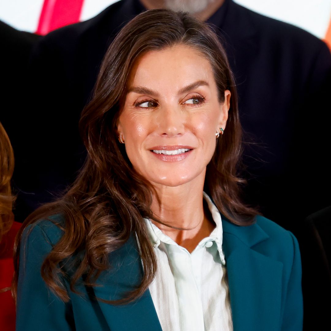 La reina Letizia vuelve a recurrir a su look como mejor herramienta de comunicación: de los diamantes y el terciopelo al traje de chaqueta