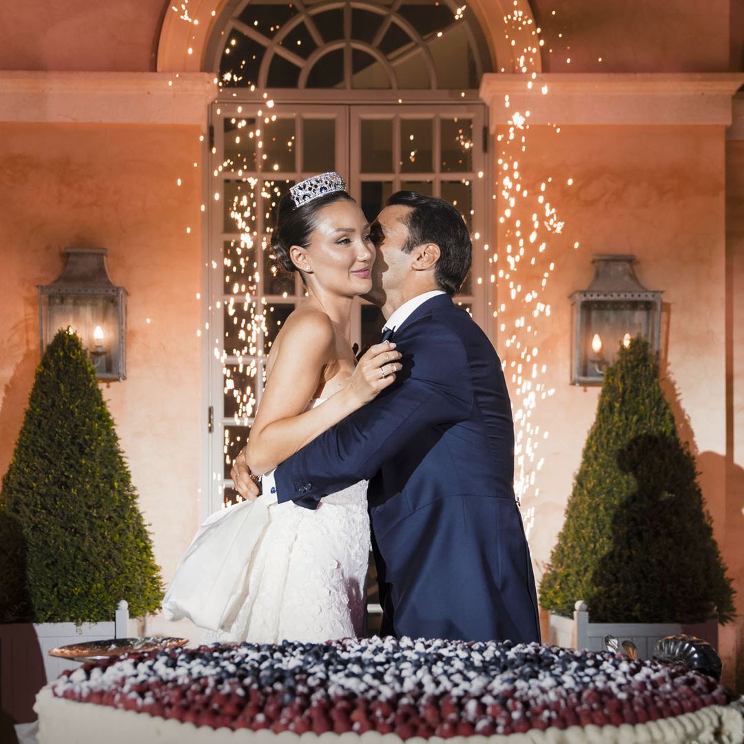 Las fotos no vistas de la boda de Carlota Cortina, nieta de Alicia Koplowitz, y Eugenio Gallego: una tiara de princesa, 2 vestidos y una celebración inolvidable