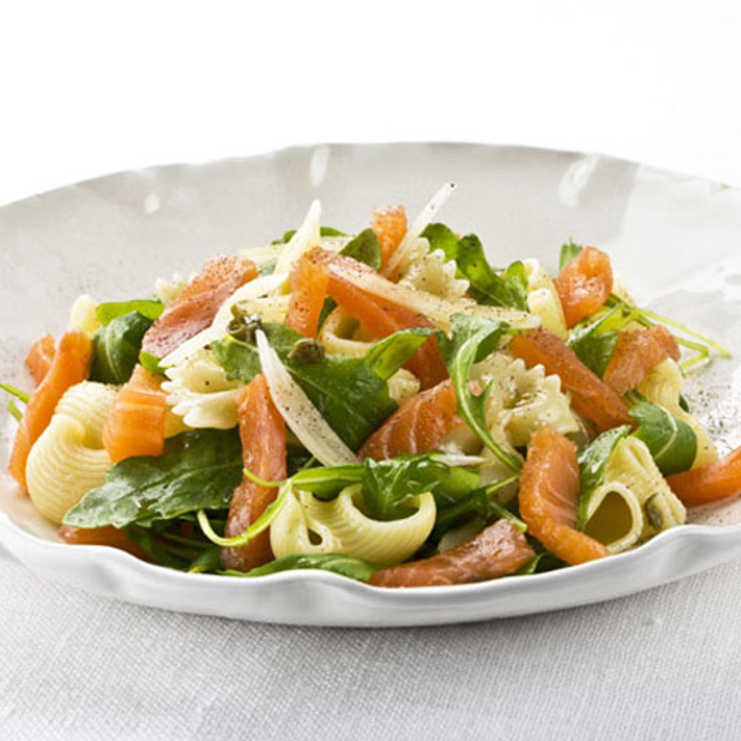 Ensalada de pasta con salmón noruego ahumado y rúcula