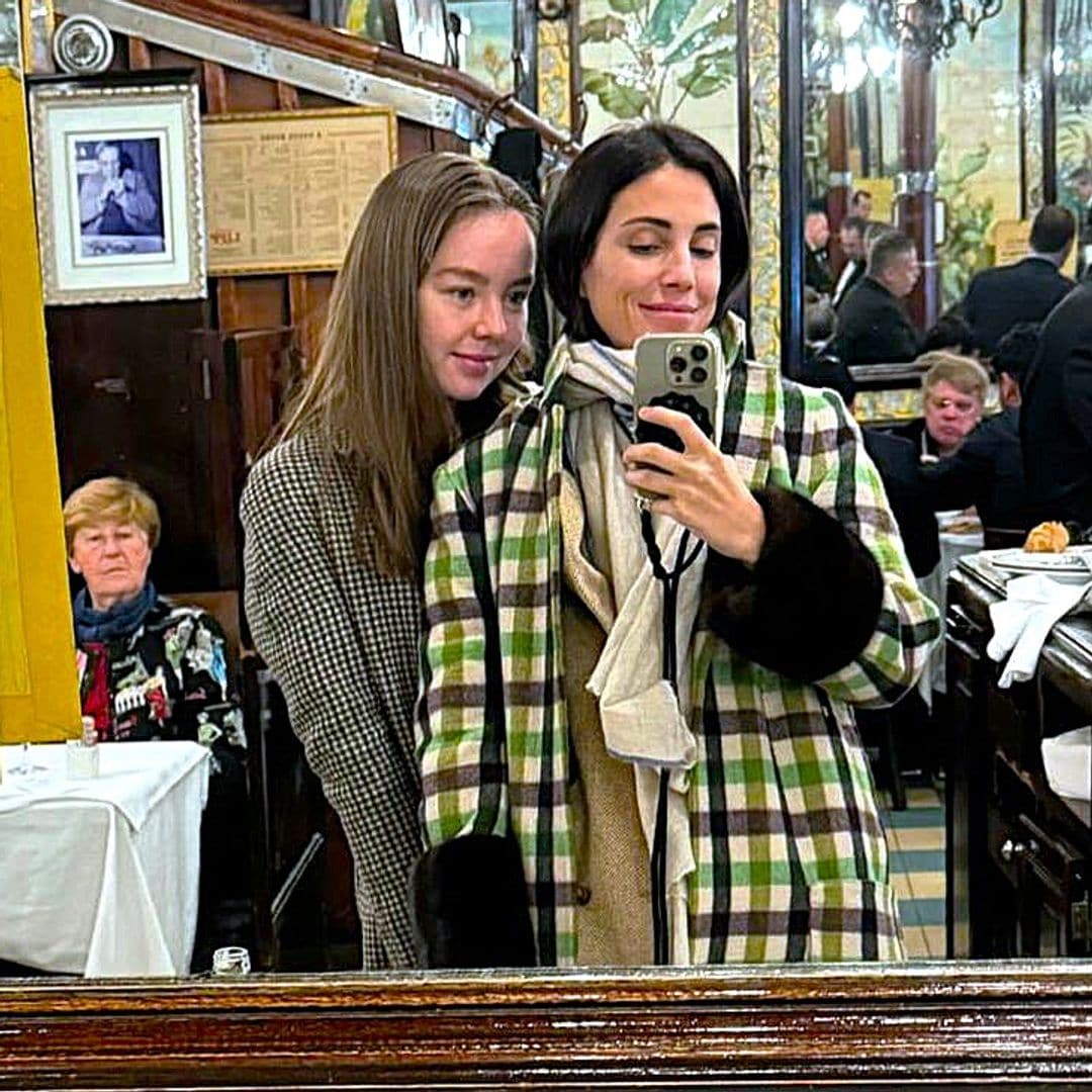 Plano medio de Sassa de Osma y Alexandra de Hannover en un espejo