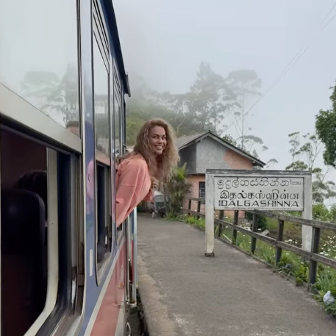 Lara Álvarez en un tren en Sri Lanka