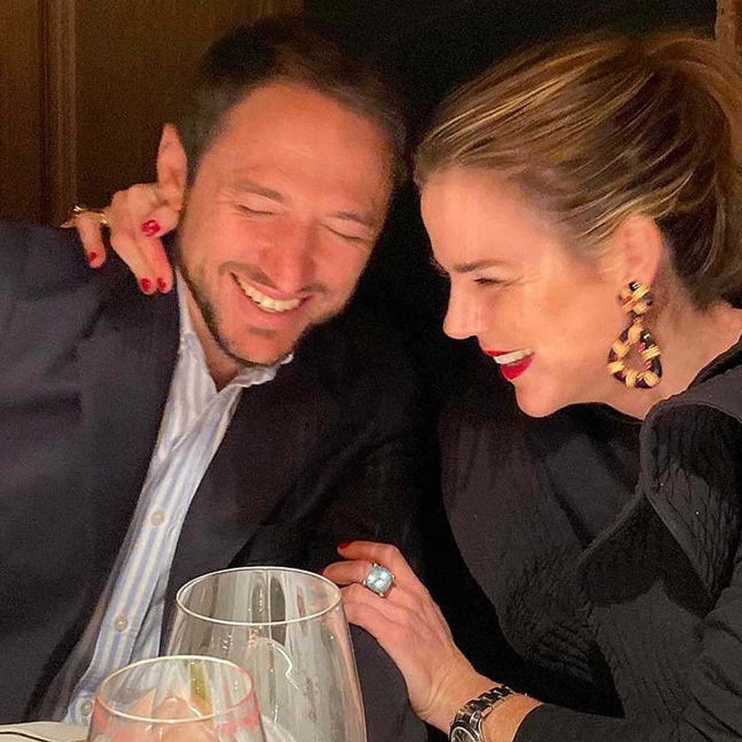 Con rosas y recuerdos, Amelia Bono y Manuel Martos celebran su aniversario