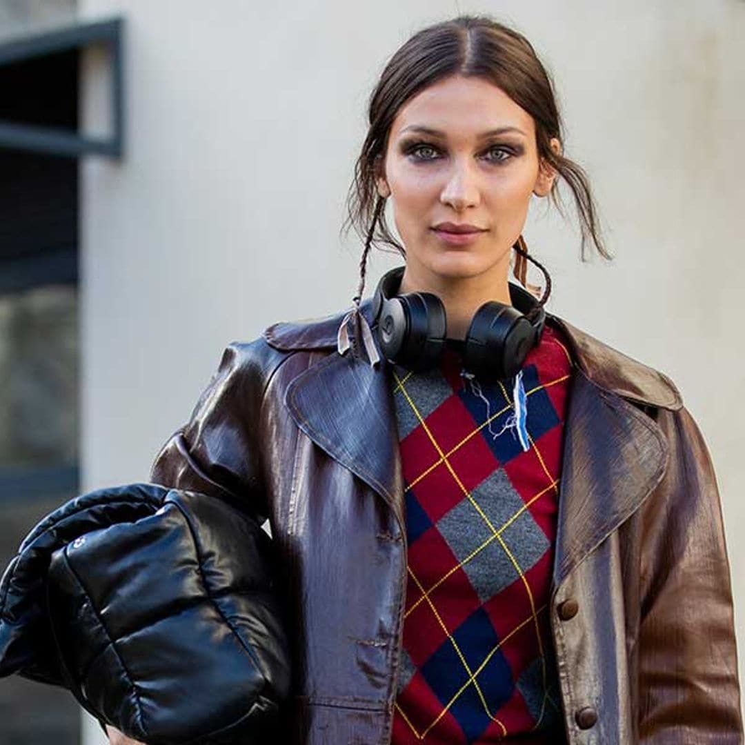 Dos supermodelos y una gabardina: Kate Moss y Bella Hadid cambian el 'trench' clásico por este diseño