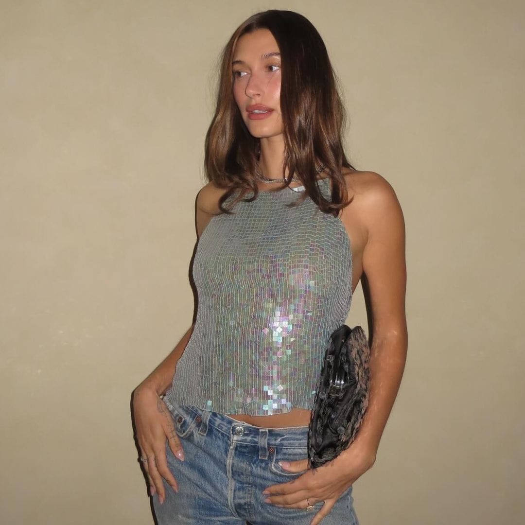 Hailey Bieber con top de lentejuelas plateadas en su cumpleañoos