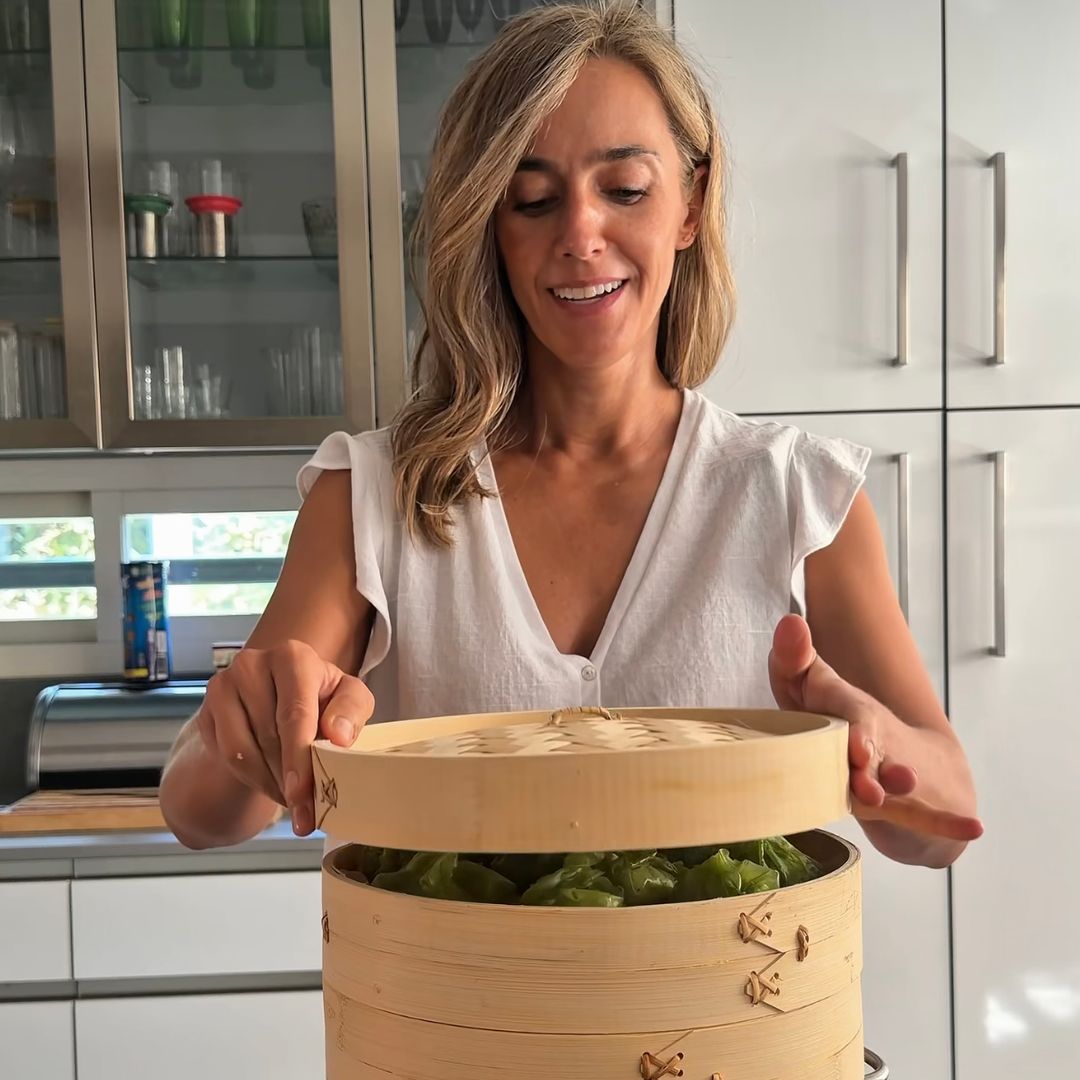 Paula Monreal haciendo dim sum en la vaporera