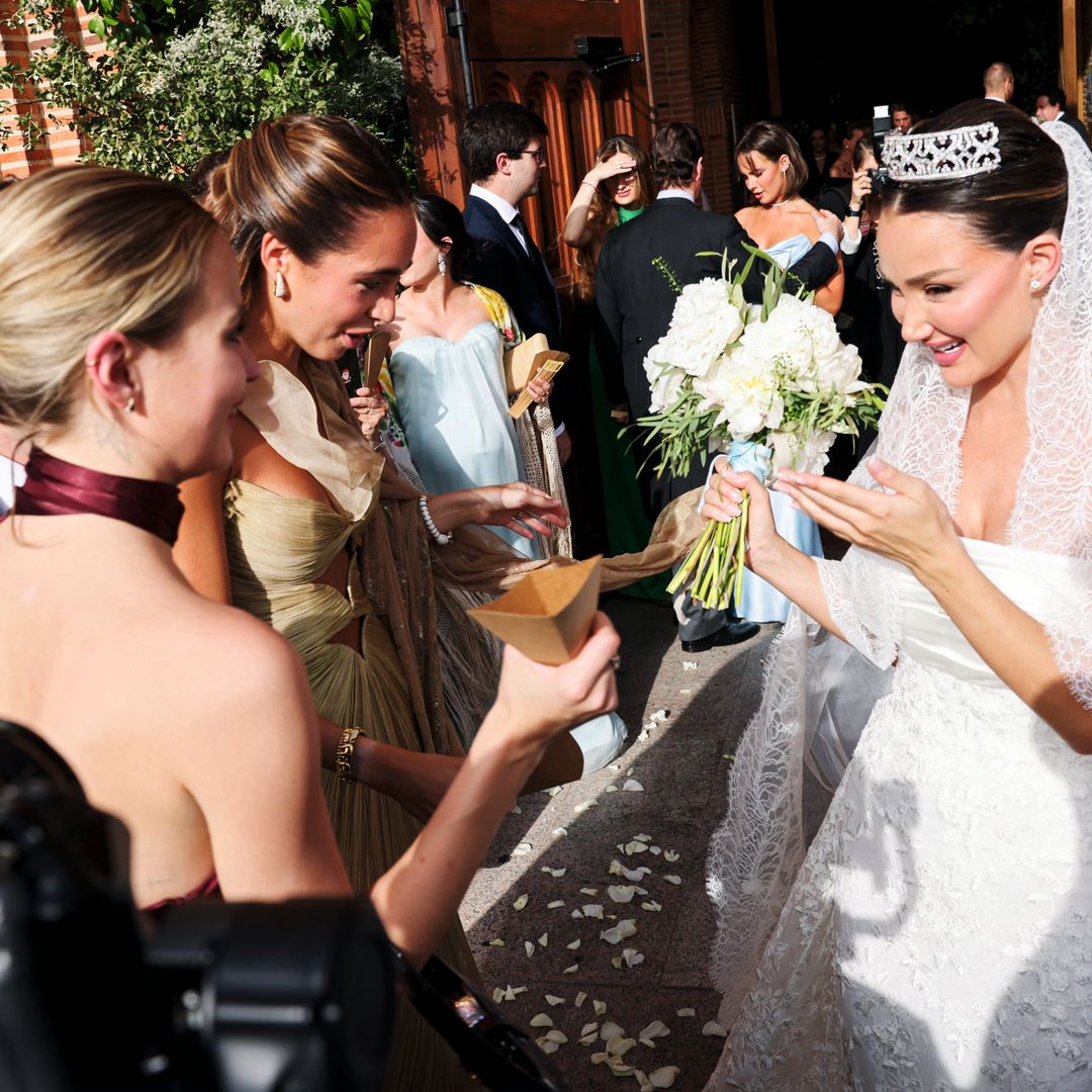 La novia recibe las felicitaciones de su familia y amigas.