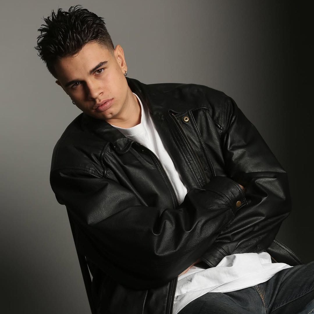Así es Lucas Cantó, de 22 años, hijo de Carla Hidalgo y Toni Cantó, que sigue los pasos de sus padres
