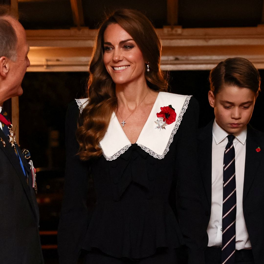 Kate Middleton rinde homenaje a Diana y la reina Isabel II con un vestido de cuello 'Peter Pan' en el Día del Recuerdo