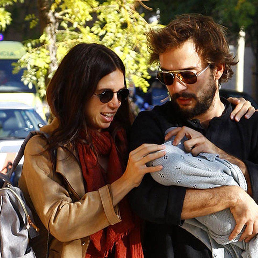Elena Furiase y Gonzalo Sierra, dos volcados papás de paseo con el pequeño Noah