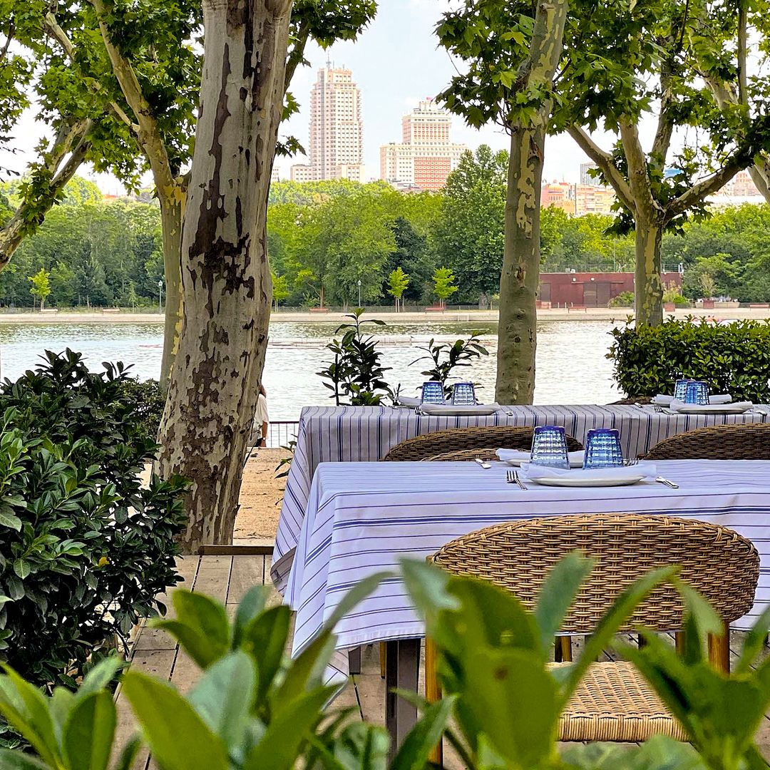 El Urogallo. Una terraza junto al lago en Casa de Campo, Madrid.