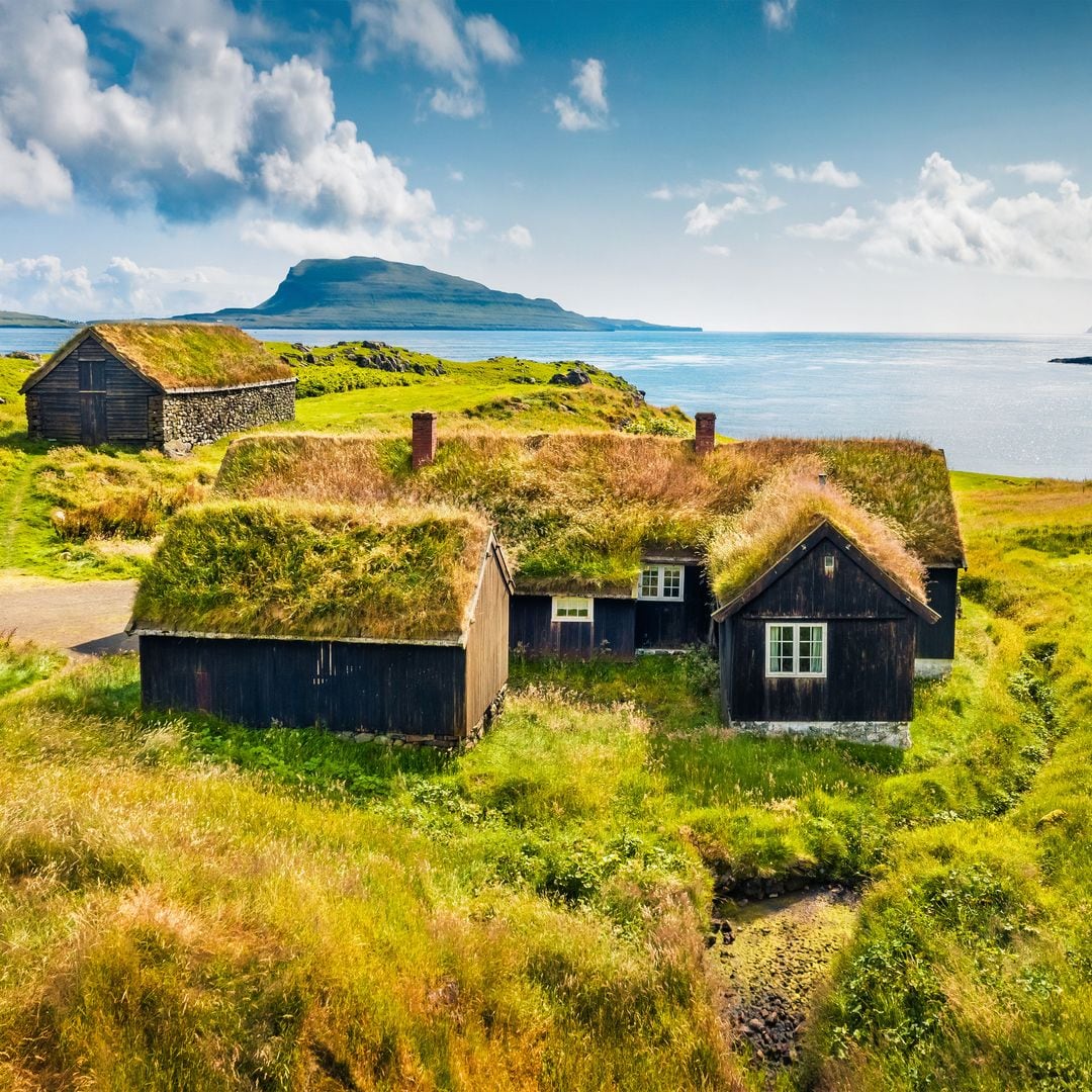 Casas típicas con tejado de hierba del archipiélago de las Feroe, Dinamarca.