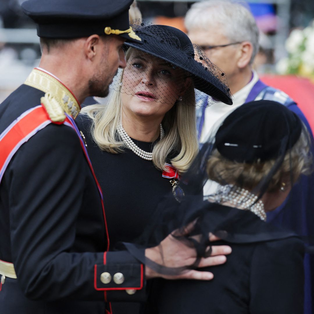 Mette-Marit y Durek Verret, rotos de dolor al decir adiós a su suegro, que les apoyó a pesar de todo