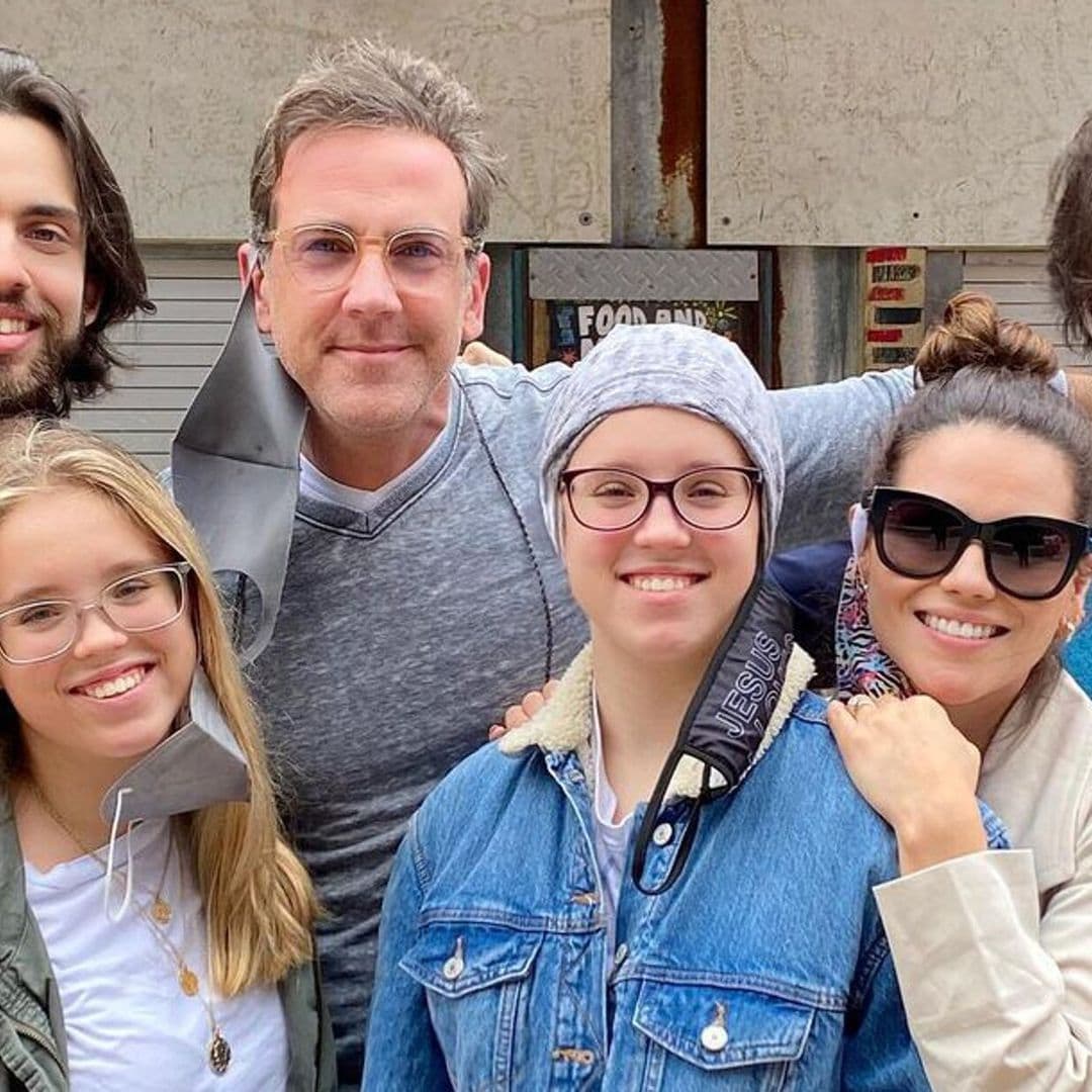 Karina Banda posa por primera vez con los cuatro hijos de Carlos Ponce
