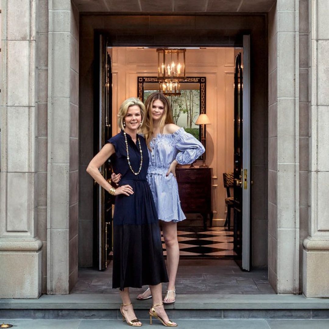 La diseñadora Stephanie Booth Shafran nos recibe en su mansión de Bel Air, donde se celebran las reuniones más exclusivas de Estados Unidos