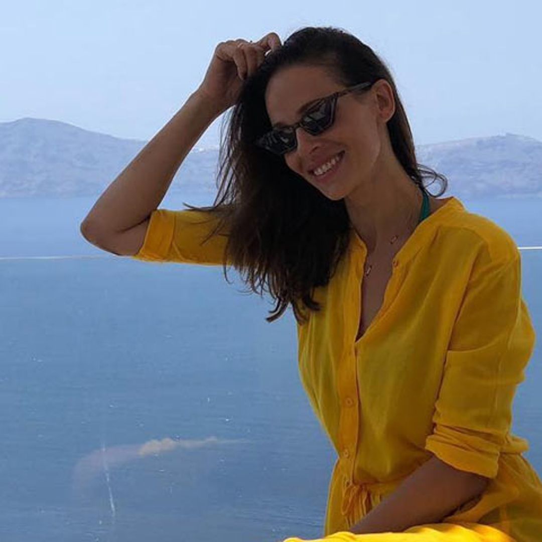 Eva González, espectacular en Santorini para la boda de María José Suárez
