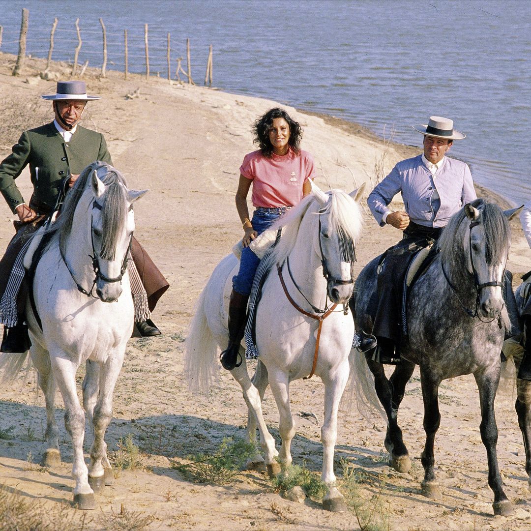 Carmen Ordóñez junto a los rejoneadores Álvaro Domecq y Álvaro Domecq Romero