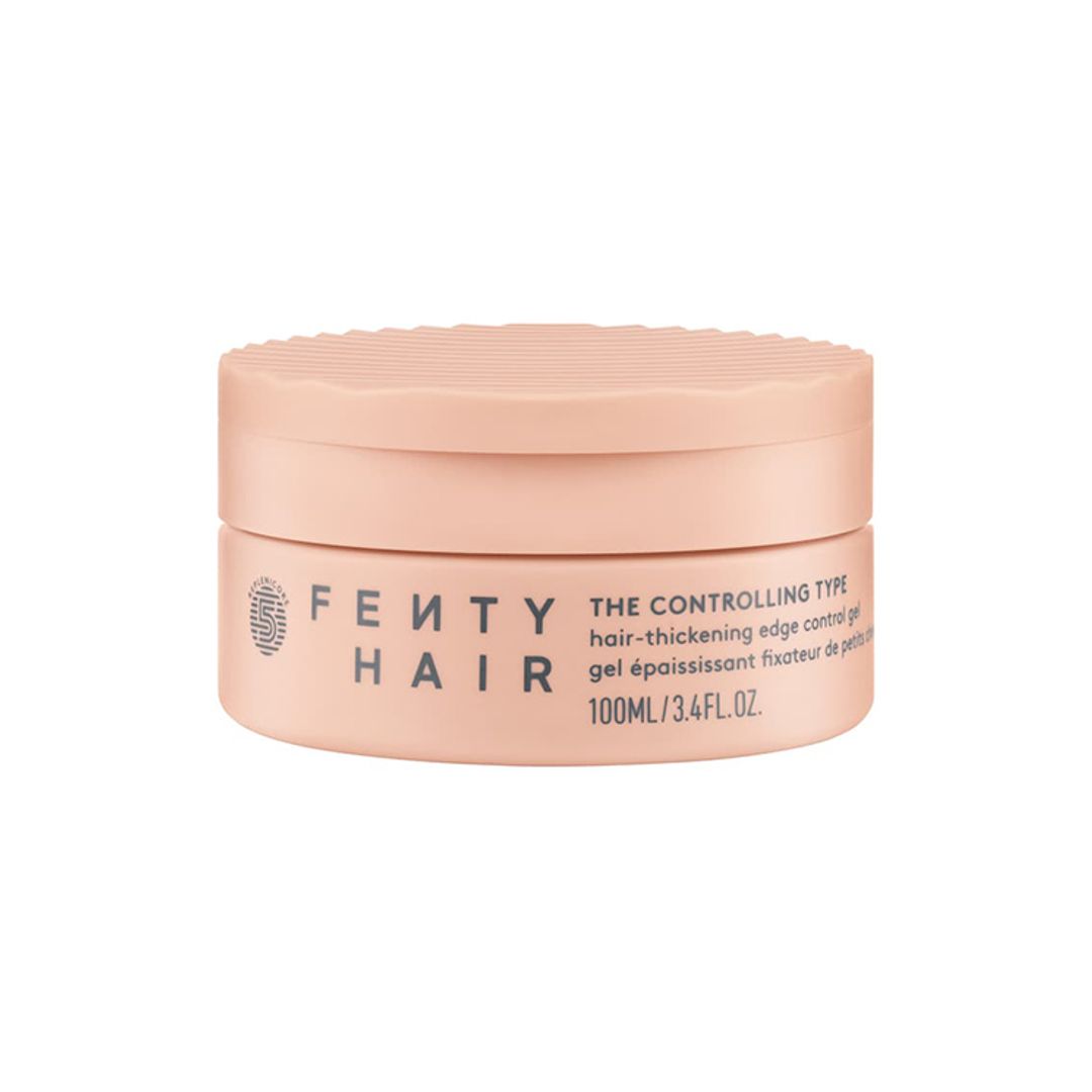 Gel fijador The Controlling Type, de Fenty Hair (23 euros, disponible en Sephora). De contorl extrafuerte y enriquecido con Replenicore-5 para reparar las puntas abiertas y engrosar el pelo.