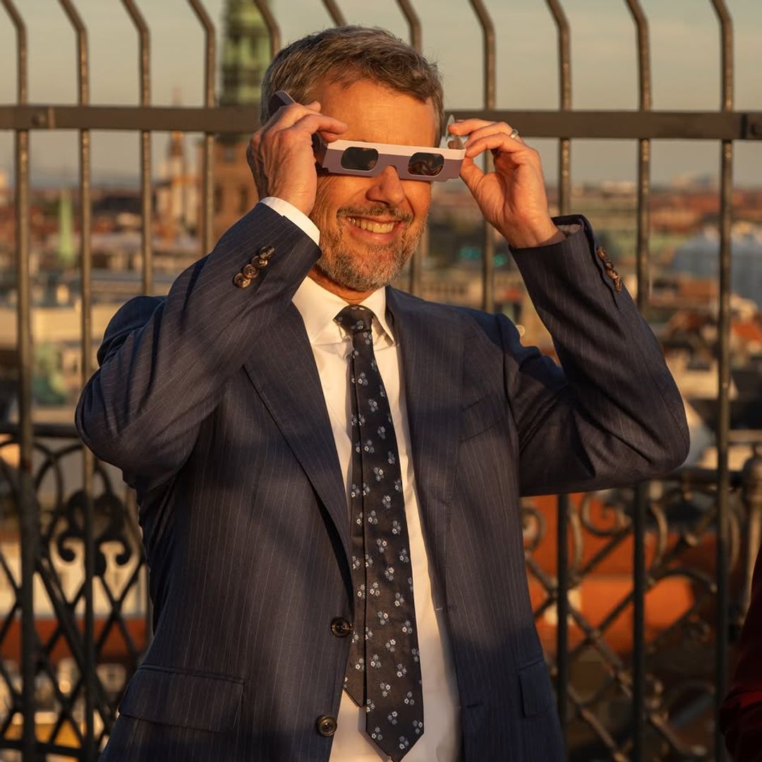 Federico de Dinamarca sorprende: del rock y los coches a la astronomía en pleno eclipse