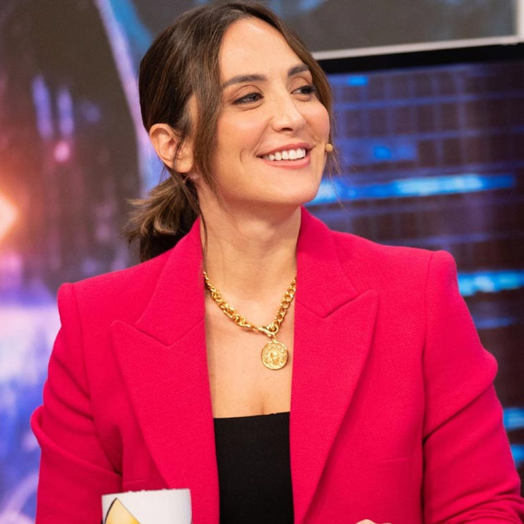 Tamara Falcó combina sus vaqueros 'cropped flare' con el top de Zara que resuelve cualquier look