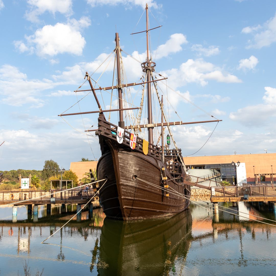 Del Puerto de Palos, Palos de la Frontera, Huelva, salió Colón rumbo al Nuevo Mundo.