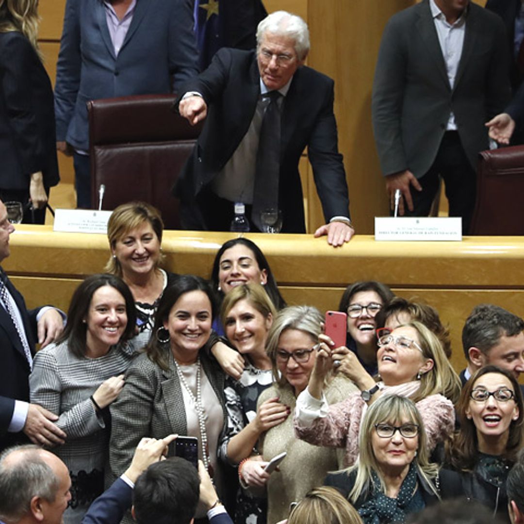 Bromas, 'selfies' y un potente mensaje... Richard Gere y Alejandra Silva revolucionan el Senado español