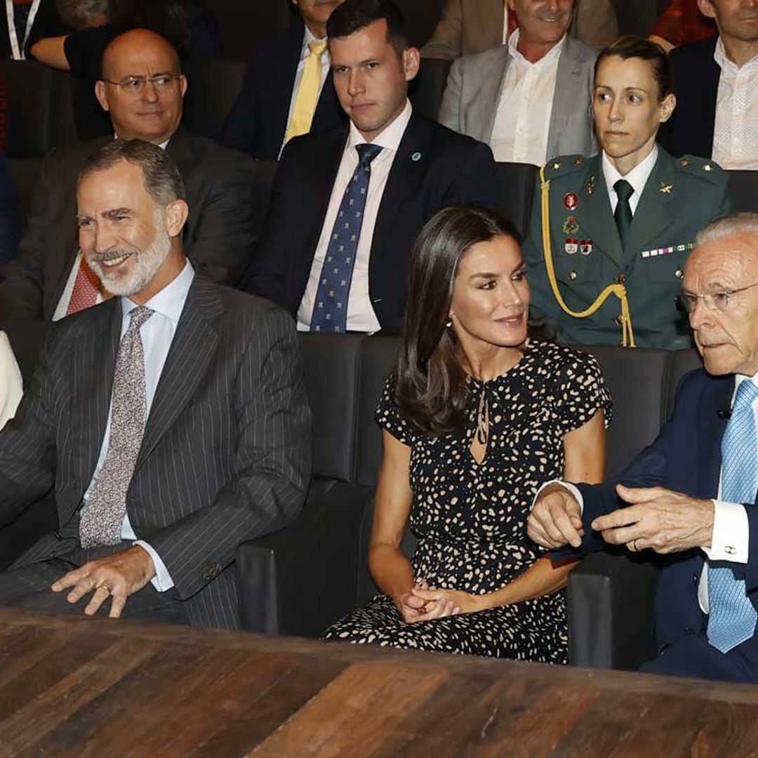 Los Reyes entregan más de un centenar de becas a universitarios de sobresaliente