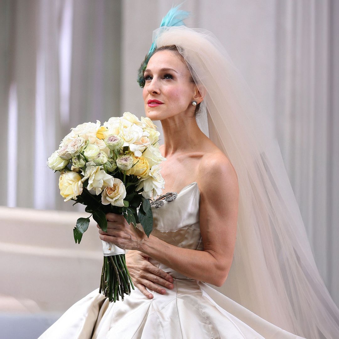 El vestido de novia de Carrie Bradshaw que casi fue negro: un diseño que batió récords y sigue inspirando a las prometidas 18 años después