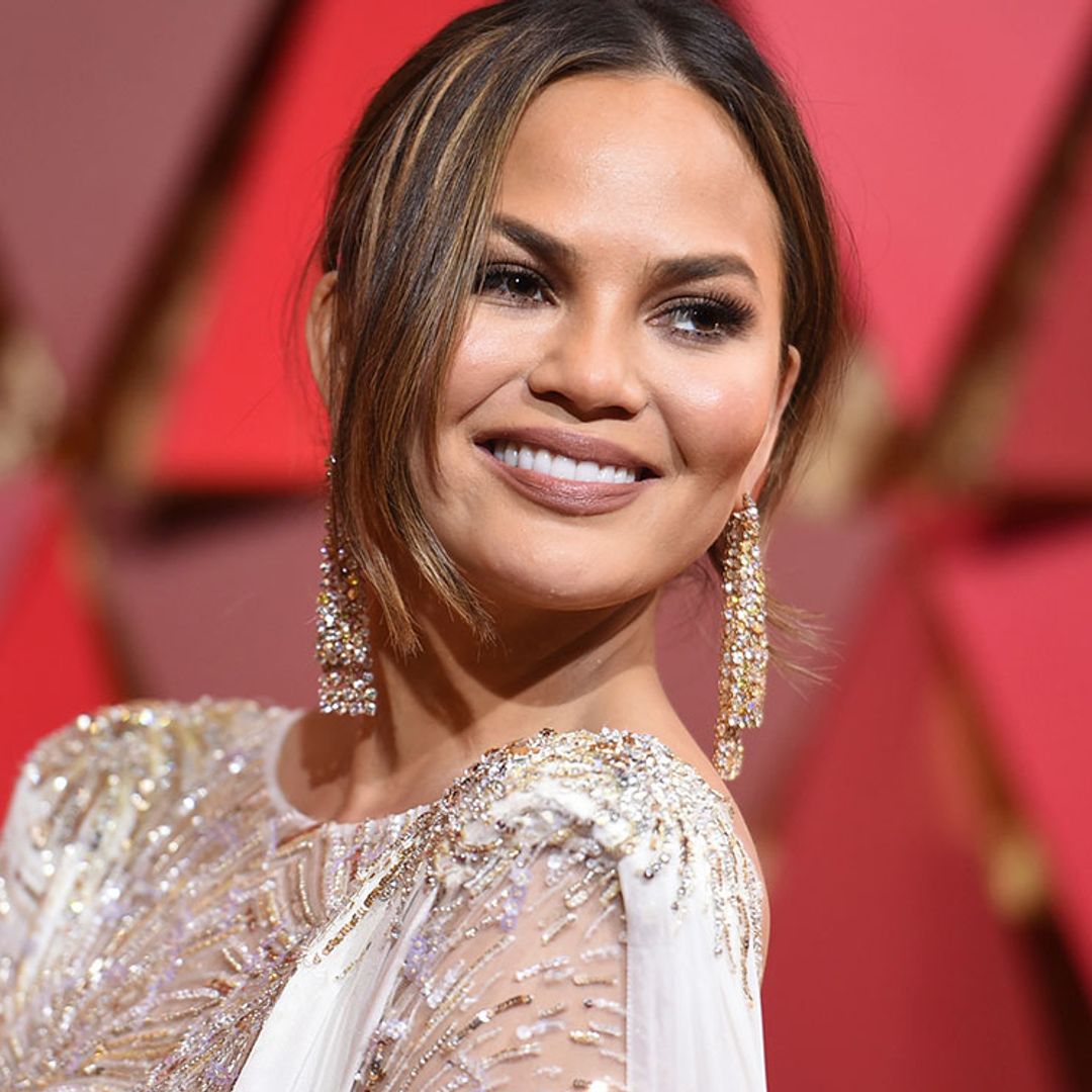 El divertido look navideño de Chrissy Teigen con el que no podrás parar de reír