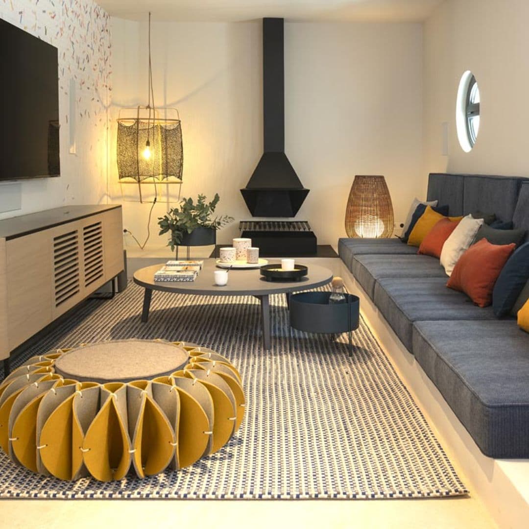 Una casa en la Costa Brava con decoración ecléctica y mucho color