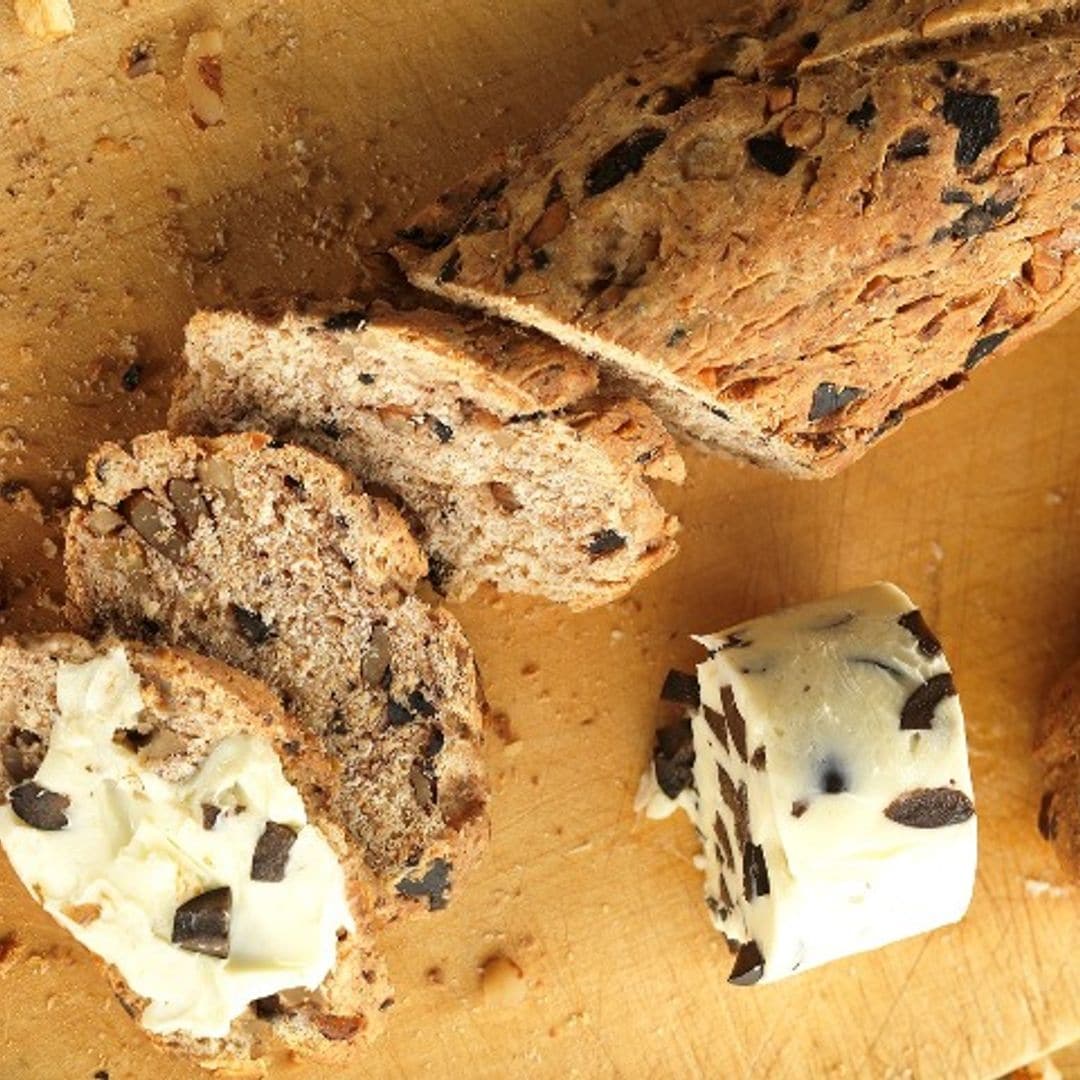 Pan integral con mantequilla de nueces y aceitunas