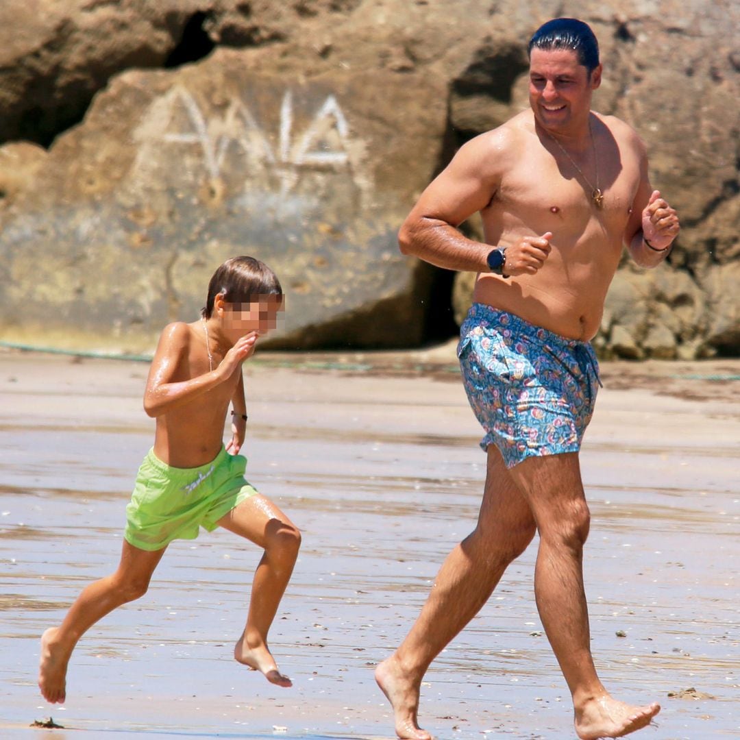 Francisco Rivera corriendo por la orilla del mar con su hijo Curro, de seis años