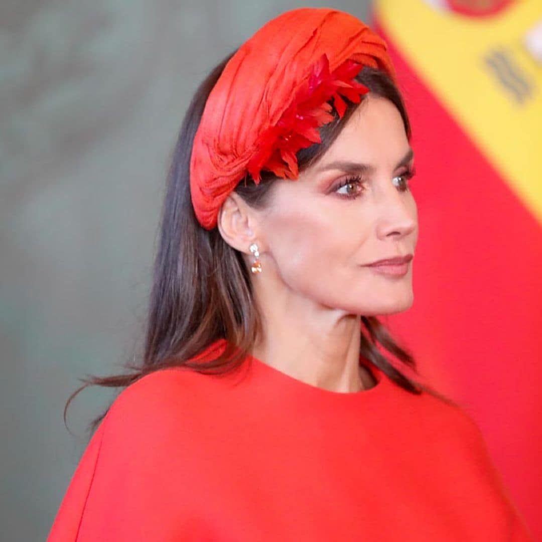 ¡Pura elegancia! La Reina vuelve a confiar en un tocado para su imagen más 'royal'