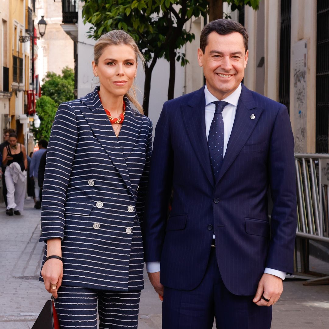 Manuela Villena, la más elegante de la Semana Santa de Sevilla con traje marinero y bolso andaluz