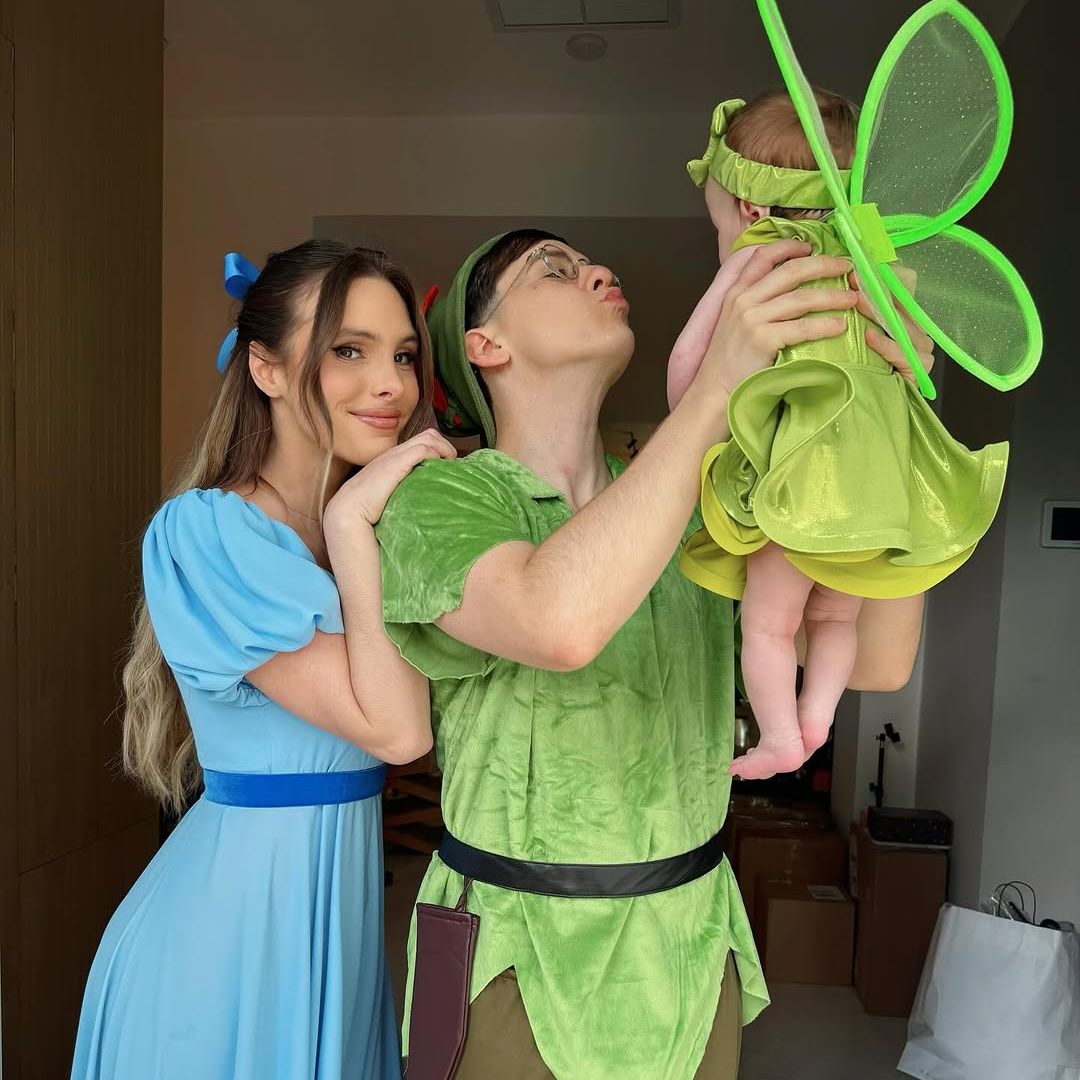 Lele Pons y Guaynaa celebran su primer Halloween con Eloísa, disfrazados como personajes de 'Peter Pan'