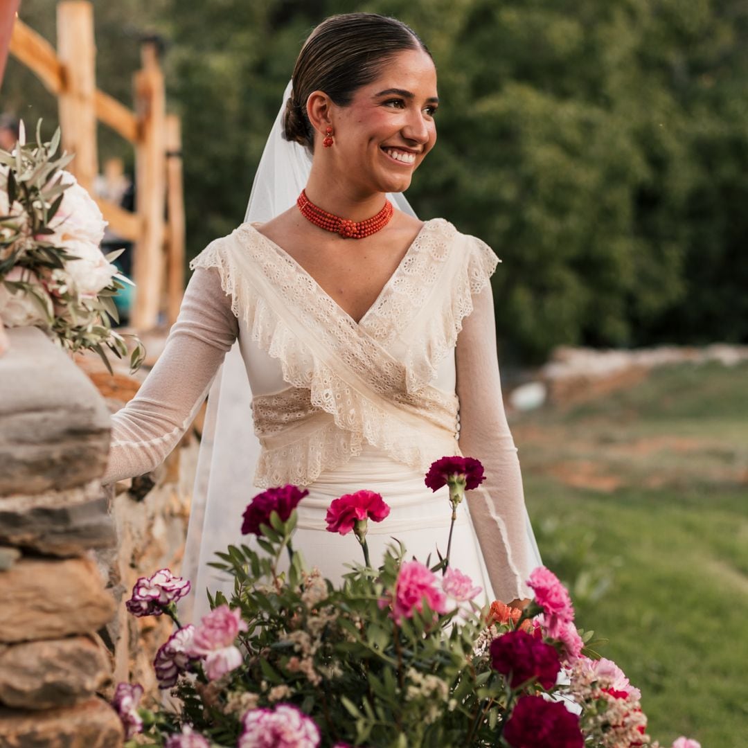 Marta, la novia que llevó un vestido con encajes de su bisabuela a modo de mantoncillo y joyas de coral en su boda sevillana