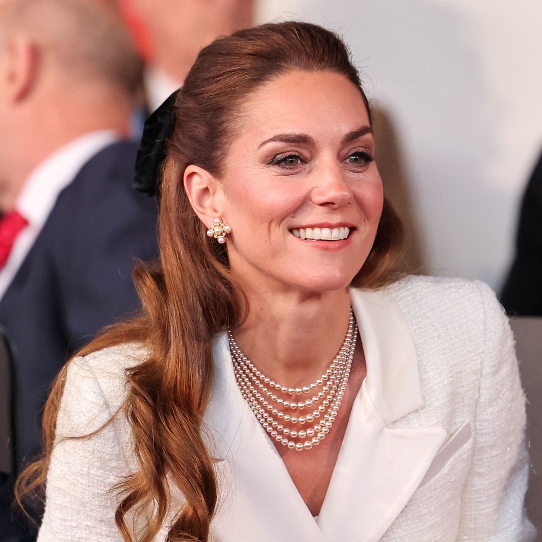Kate Middleton, más coquette que nunca: vestido blanco con anécdota y decenas de perlas
