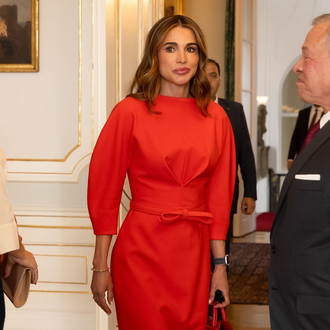 Rania de Jordania lleva a Praga el rojo de Letizia, pero cambia los clásicos zapatos a juego por unos taconazos blancos de 10 centímetros