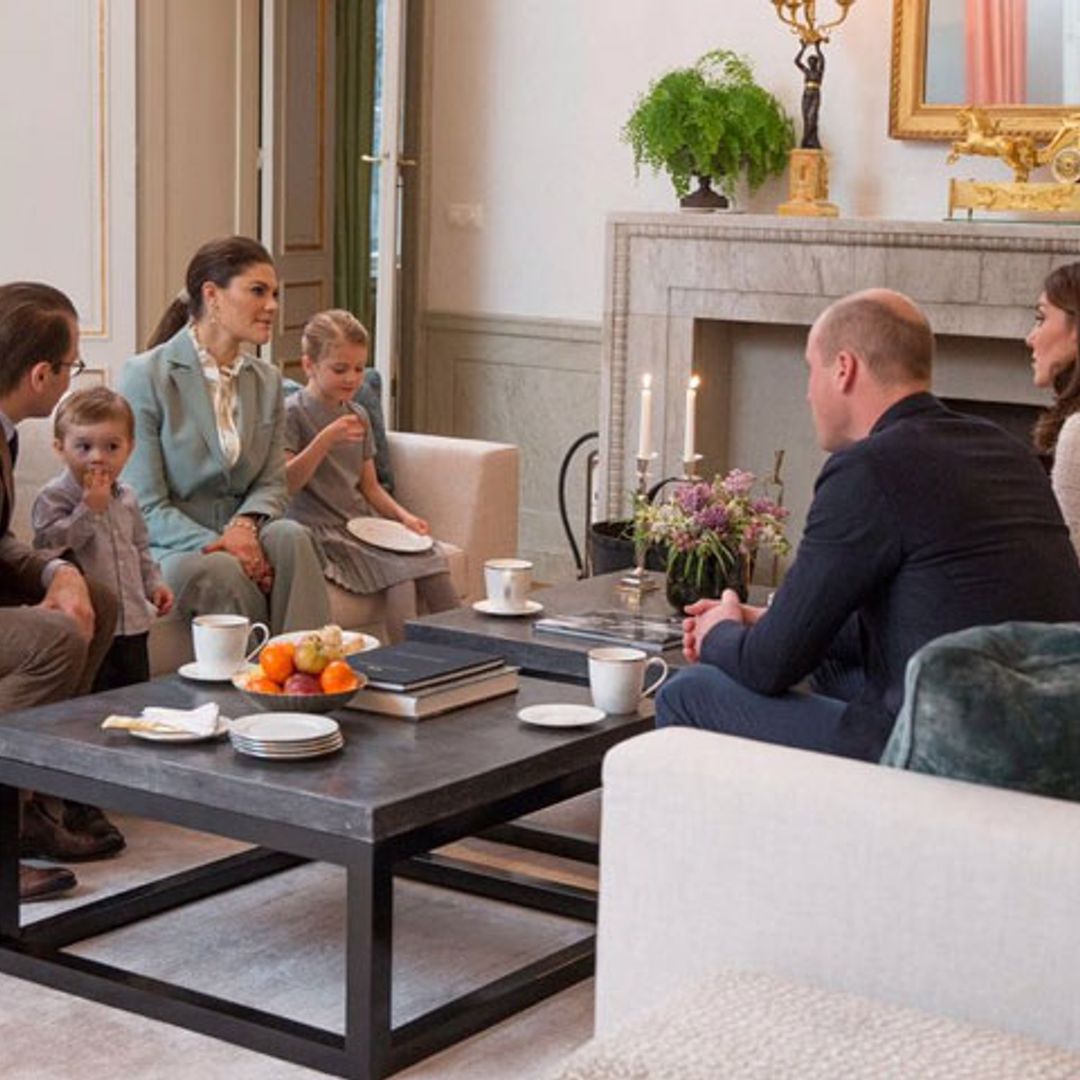 Los pequeños príncipes Estelle y Oscar reciben a los Duques de Cambridge para tomar el té