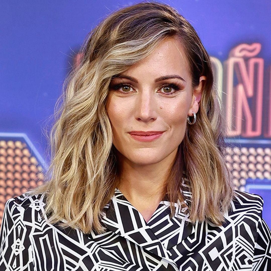 Melena 'midi' rizada y abdominales de acero: Edurne regresa a la televisión por todo lo alto