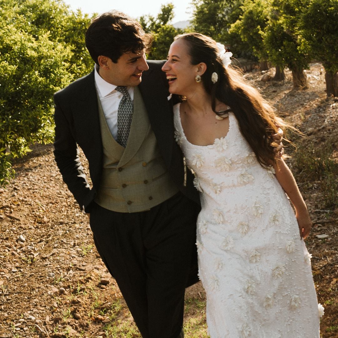 Dos vestidos de novia con bordados y una melena llena de flores: la boda de Paloma Reguillo en Castellón