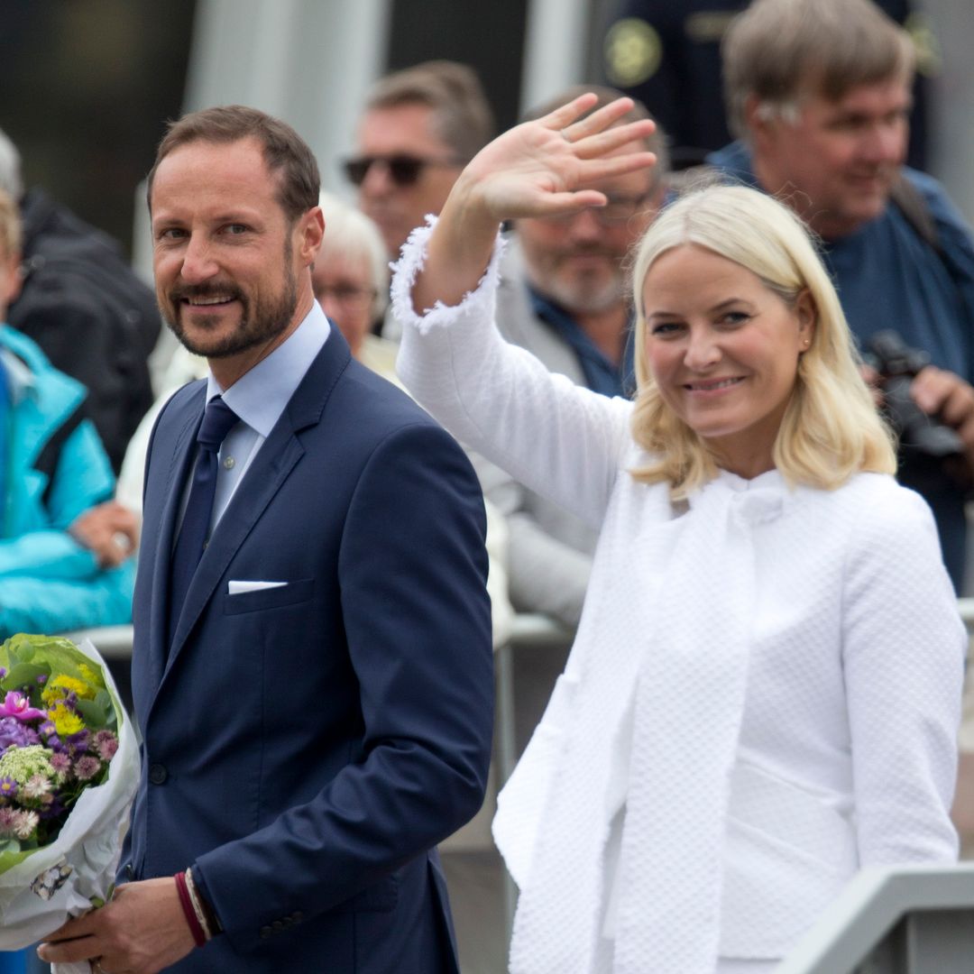 El romántico gesto del príncipe Haakon con Mette-Marit tras su trasplante: su vestido de novia vuelve al Palacio Real 25 años después