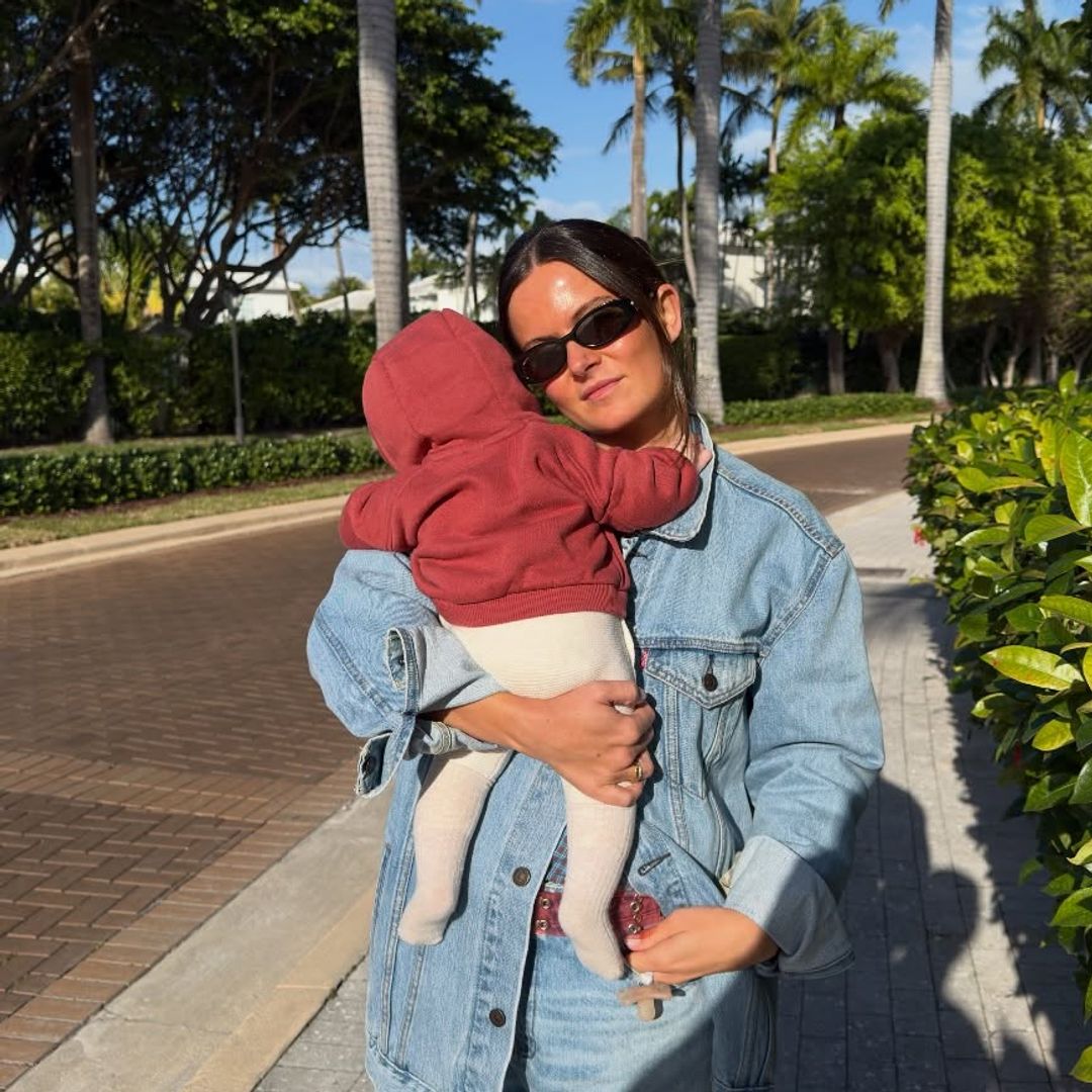 La imagen más tierna de Bea Gimeno y su hijo, Pelayo, de tres meses: su primera vez en el mar