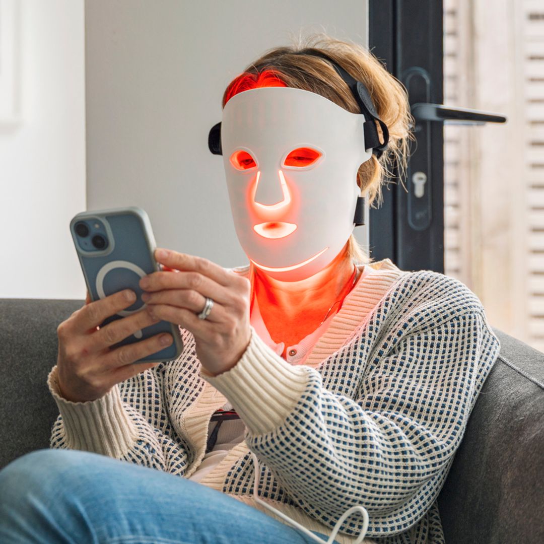 Localizada la mejor máscara LED facial para rejuvenecer el rostro, el cuello y el escote desde casa