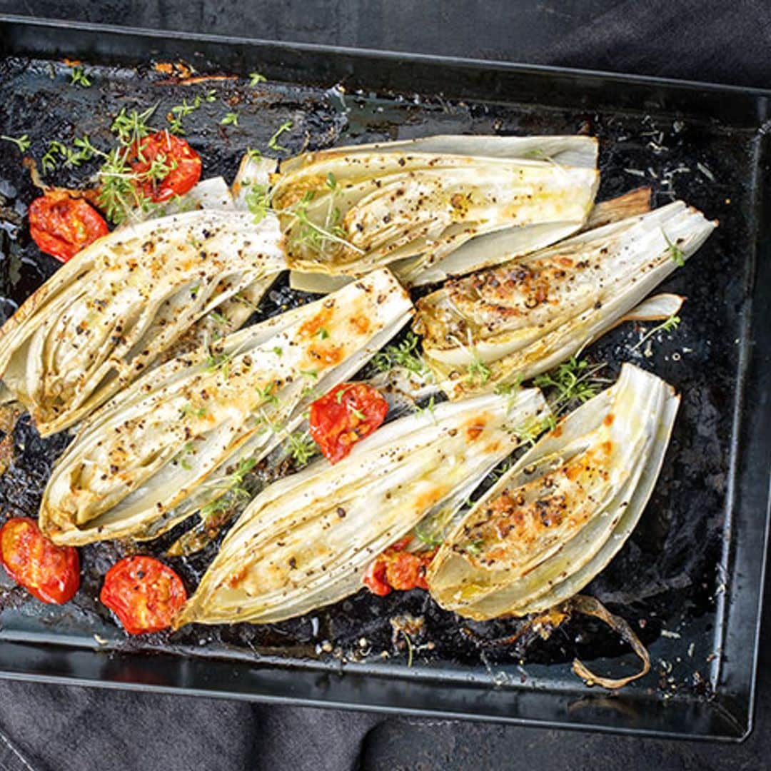 Endivias asadas con tomate, especias y hierbas aromáticas